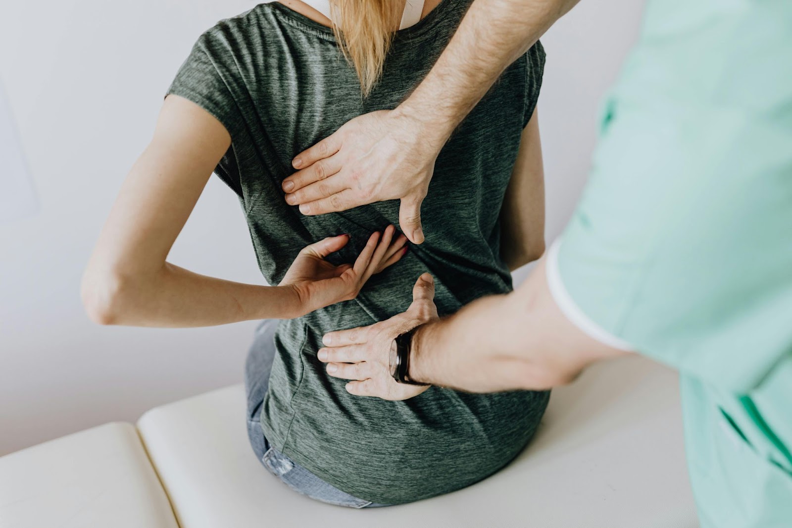 woman getting her thoracic mobility inspected